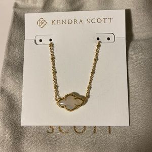 BNWT Kendra Scott Abbie Pendant necklace